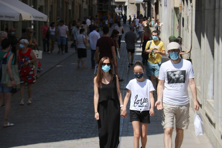 A family strolling along Girona's streets on June 26, 2021 (Gerard Vilà)